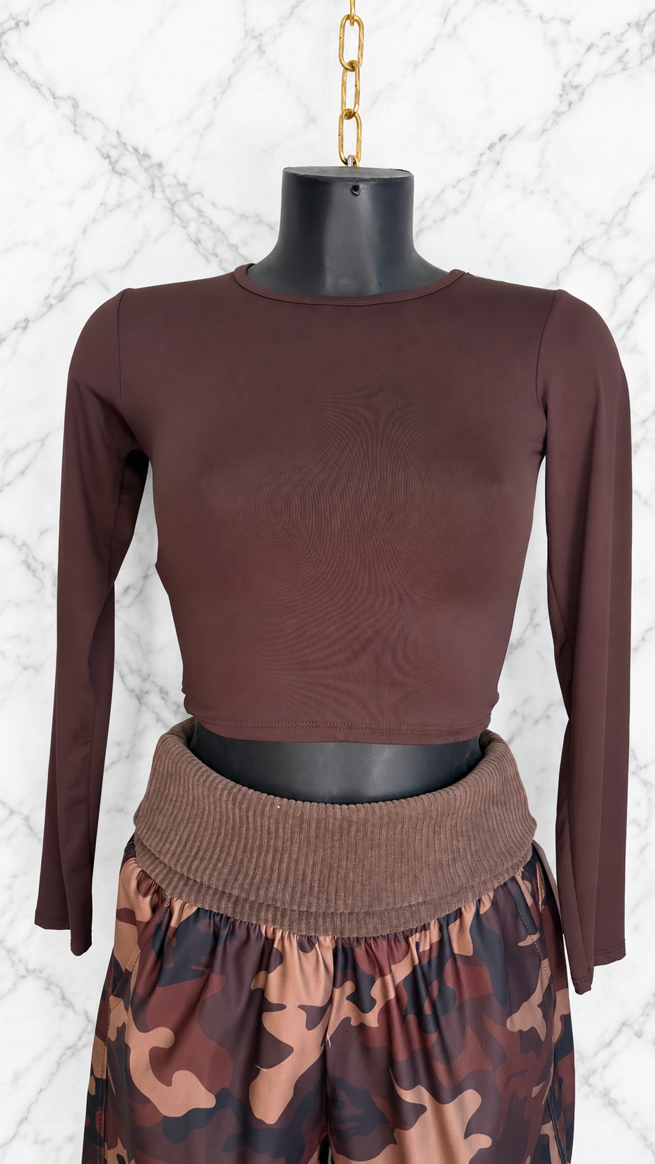 Crop TOP — foto del capo con sfondo marmo
