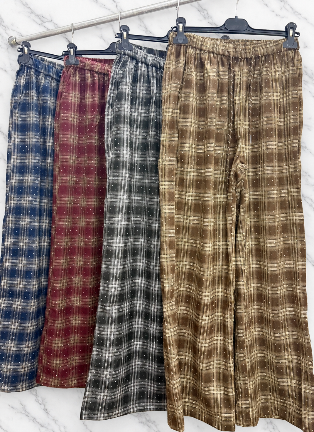 Pantalone GALASSIA — foto del capo con sfondo marmo