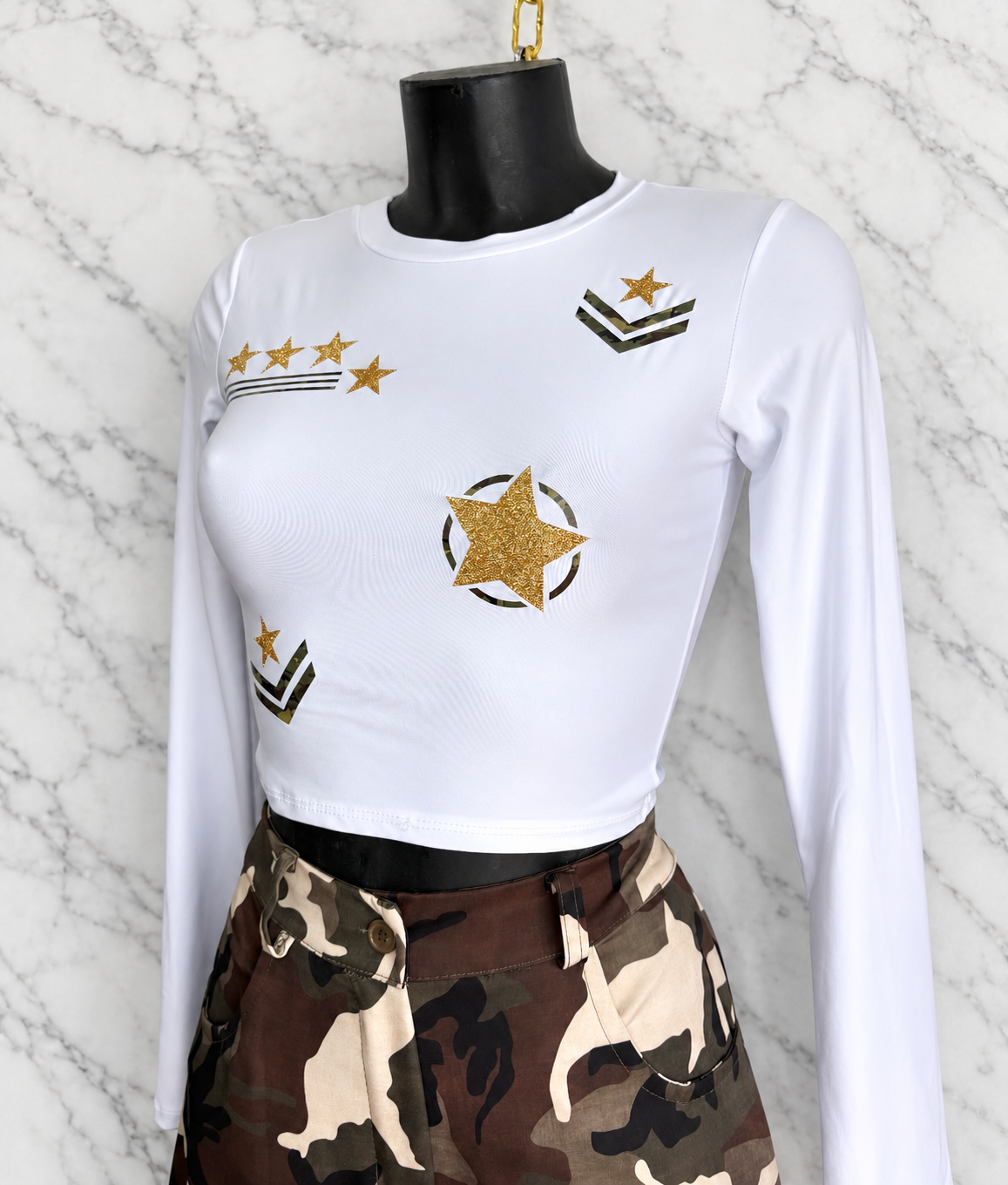 Crop top ARMY — foto del capo con sfondo marmo