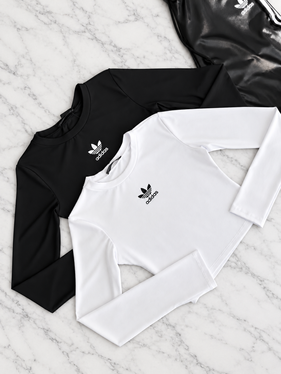 Crop TOP — foto del capo con sfondo marmo